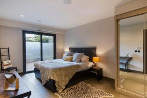 A bed or beds in a room at Luxury garden apartment 2BR in the best development of Cap d'Antibes-Juan les Pins Még 19 kép