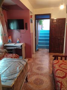 um quarto com uma cama, uma secretária e uma porta em شقة للكراء اليومي في شفشاون em Chefchaouen