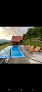 duas fotografias de uma piscina com um pavilhão em Dobar pogled em Bajina Bašta mais 11 fotografias