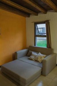 een bed met 2 kussens in een kamer met een raam bij Comarca Andina in Ciudad Lujan de Cuyo