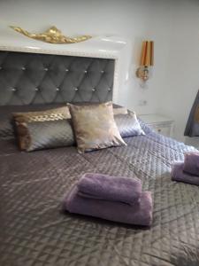een groot bed met twee kussens erop bij Spanish Sunshine Retreat in Playa Flamenca