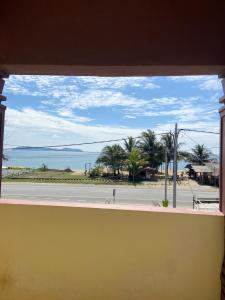 Blick aus einem Fenster auf eine Straße und das Meer in der Unterkunft MNOOR HOMESTAY in Marang