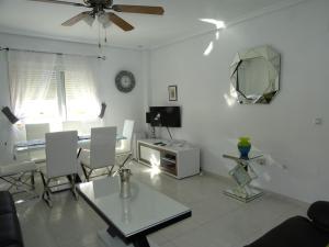 sala de estar con mesa de comedor y espejo en Spanish Sunshine Retreat, en Playa Flamenca