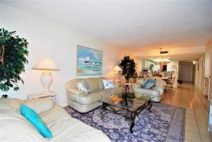 uma sala de estar com sofás e uma mesa de centro em Franke Plaza unit #1504 condo em South Padre Island
