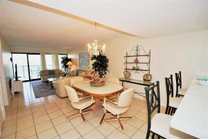 uma sala de jantar e sala de estar com mesa e cadeiras em Franke Plaza unit #1504 condo em South Padre Island