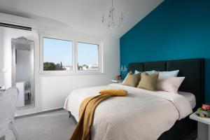Ένα ή περισσότερα κρεβάτια σε δωμάτιο στο Penthouse Blue Horizon- a luxury penthouse with infinity pool, hot tub and sea views! +29 φωτογραφίες