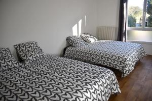 zwei Betten nebeneinander in einem Zimmer in der Unterkunft F4 MimiPinson 1er étage Rabinon lac riviere VAR in Le Muy