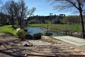 eine Reihe von Holzstufen neben einem Fluss in der Unterkunft F4 MimiPinson 1er étage Rabinon lac riviere VAR in Le Muy + 3 Fotos