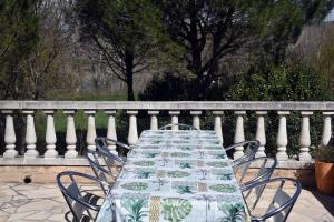 einem Tisch mit Stühlen und einem grünen und weißen Tischtuch in der Unterkunft F4 MimiPinson 1er étage Rabinon lac riviere VAR in Le Muy