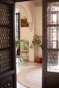 ロンダにあるHotel Palacio de Hemingwayの植物の開いた扉