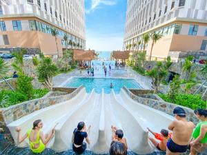 a group of people on a water slide at a resort at APEC MANDALA CHAMBAY MŨI NÉ in Ấp Thiẹn Ái