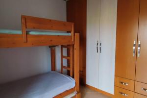 1 dormitorio con 2 literas y armario en Nefeli home, en Niforeika