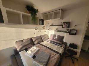 1 dormitorio con 1 cama y 1 sofá en Alojamiento ENTERO en Madrid, con ACCESO PRIVADO, en Madrid