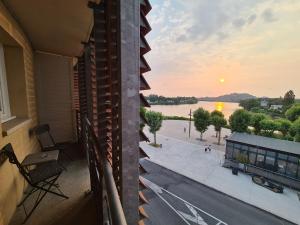 - un balcon offrant une vue sur la rivière dans l'établissement Mercure Libourne Saint Emilion, à Libourne