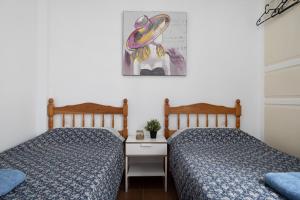 twee bedden naast elkaar in een slaapkamer bij Vista al Mar, La Graciosa in Caleta de Sebo