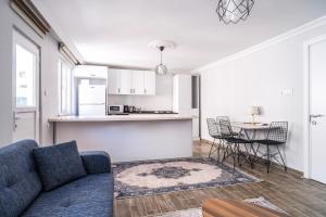 sala de estar con sofá y cocina en Flat w Balcony 10 min to Uskudar Coast, en Estambul
