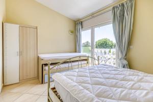 1 dormitorio con cama y ventana en Port Petit 10 Empuriabrava Amarre 3x8 -Immo Barneda, en Empuriabrava