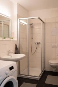 bagno con doccia, lavandino e servizi igienici di Cosy, Centre apartment a Lipsia