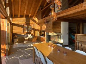 Χώρος καθιστικού στο Duplex Spa Access in front of skislope by Jolidi