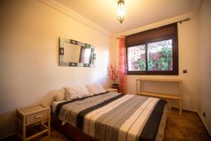 Schlafzimmer mit einem Bett und einem Fenster in der Unterkunft Berber shelter in Agadir