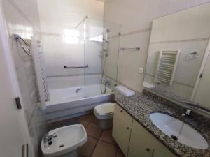 y baño con lavabo, aseo y bañera. en Rocha Paradise, en Portimão