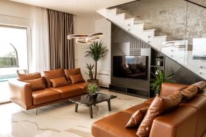 sala de estar con sofá y TV en THE VIEW Premium Villas, en Bar