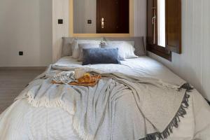 a large bed with a blanket and a tray on it at Precioso Estudio junto a la catedral in Burgos
