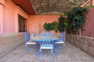 einen blauen Tisch und Stühle auf einer Terrasse in der Unterkunft Berber shelter in Agadir
