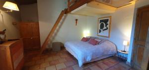 a bedroom with a bed in a room at Aux berges du pont du gard in Vers Pont du Gard