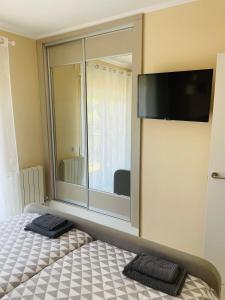 1 dormitorio con espejo grande y cama en La Pineda 2 en Calafell