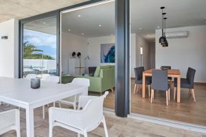 - une salle à manger et un salon avec une table et des chaises dans l'établissement Blancazul Villa Tajame 2, à Playa Blanca