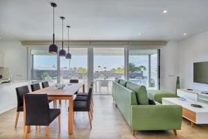 - une salle à manger et un salon avec une table et des chaises dans l'établissement Blancazul Villa Tajame 2, à Playa Blanca