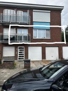 un edificio con un'auto parcheggiata di fronte di Zwarte Arend AirBnB ad Anversa