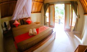 um quarto com uma cama com toalhas em Florine's Garden em Gili Air