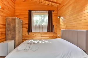 A bed or beds in a room at Cinderella Pension & Bungalow