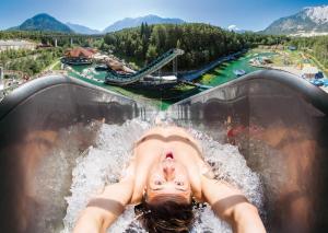 Eine Frau schwimmt in einem aufblasbaren Pool in der Unterkunft Ferienhaus Ötztal-Lodge in Sautens