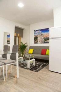 マドリードにあるComodo Y Agradable Apartamento En Madrid Centro 3のリビングルーム(ソファ、テーブル付)