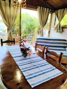 mesa de comedor con mantel de rayas azul y blanco en Villamare en Custonaci