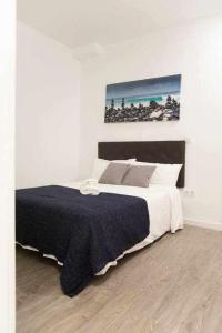 a bedroom with a large bed with a black blanket at Comodo Y Agradable Apartamento En Madrid Centro 3 in Madrid