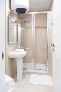 a white bathroom with a shower and a sink at Comodo Y Agradable Apartamento En Madrid Centro 3 in Madrid