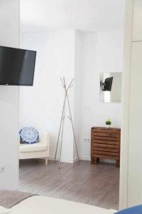 Telewizja i/lub zestaw kina domowego w obiekcie Comodo y agradable estudio en Madrid centro A6