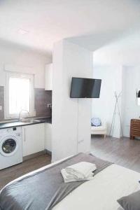 Telewizja i/lub zestaw kina domowego w obiekcie Comodo y agradable estudio en Madrid centro A6