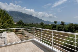 uma varanda com vista para as montanhas em Pagani Green - Luxury Maisonette B3 em Kalamata