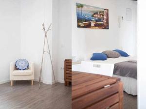 sypialnia z łóżkiem i krzesłem w pokoju w obiekcie Comodo y agradable estudio en Madrid centro A6 w Madrycie