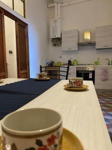 - une cuisine avec une table et une tasse de café dans l'établissement da I' Gini GuestHouse, à Florence