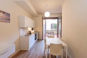 cocina y comedor con mesa y sillas en Donatello Apartments by Firenze Prestige, en Florencia