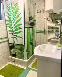 baño con cortina de ducha verde y blanca con lavamanos en VIP Rooms Foča, Accommodation Foca, Foca Rooms, en Foča