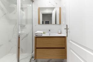 y baño con lavabo y ducha. en Grands Boulevards 22 : Appartement Cosy 1BR-4P, en París