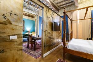 sypialnia z łóżkiem i biurkiem w pokoju w obiekcie Prestige Boutique Aparthotel - Montenapoleone w Mediolanie