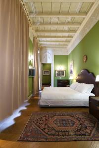 米蘭的住宿－Prestige Boutique Aparthotel - Montenapoleone，一间卧室设有一张大床和绿色的墙壁